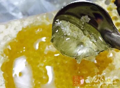 白芝麻炒香1小匙,香油2大匙,蜂蜜1大匙 白芝麻炒香1小匙,香油2大匙,蜂蜜1大匙