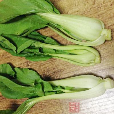 青菜摘去老葉，留中間部分，洗淨