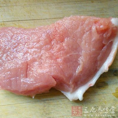 瘦肉洗淨，切薄片