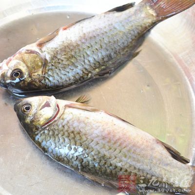 生魚去鱗，清除內髒，洗淨瀝干