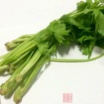 芹菜取嫩莖洗淨 芹菜取嫩莖洗淨