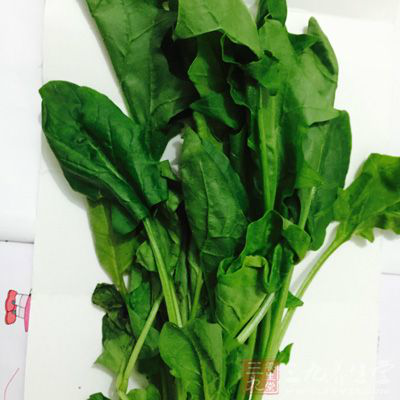 把菠菜焯一下撈出來擠水備用