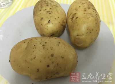 土豆3個,雞蛋3個,韭菜150克 土豆3個,雞蛋3個,韭菜150克