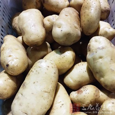 土豆、胡蘿卜、青椒、鹽、味精、油 土豆、胡蘿卜、青椒、鹽、味精、油