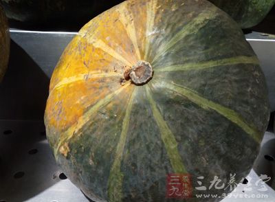 小南瓜1個,肋排400克,麥堡粉蒸肉粉1包,黃酒,醬油 小南瓜1個,肋排400克,麥堡粉蒸肉粉1包,黃酒,醬油