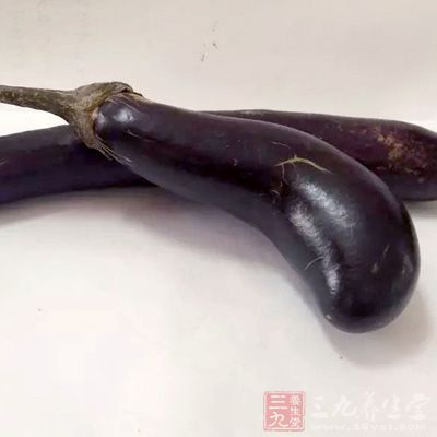 茄子2個，雞蛋2個，面粉 80克，鹽，油，胡椒粉