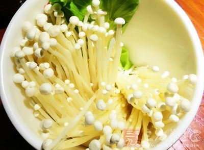 老抽,料酒,胡椒粉,金針適量 老抽,料酒,胡椒粉,金針適量