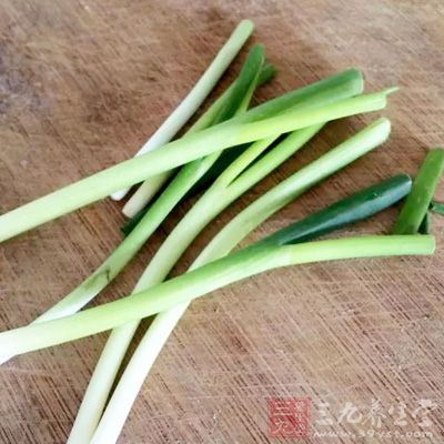 北豆腐500克,豆瓣醬、姜蒜末、蔥花 北豆腐500克,豆瓣醬、姜蒜末、蔥花