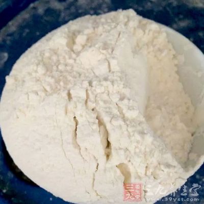 臘腸1截(約200g),臘牛肉1塊(約200g),什錦干菜80g,面粉60g 臘腸1截(約200g),臘牛肉1塊(約200g),什錦干菜80g,面粉60g