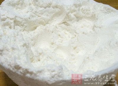 將面粉舀到大碗裡