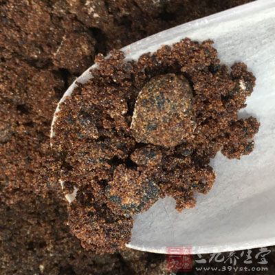 紅糖300克，面粉150克，濃奶油125毫升，雞蛋1個