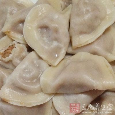 放入餃子開慢火，一邊煎一邊翻餃子
