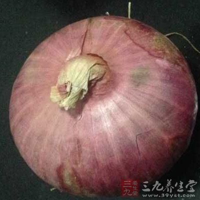 下大白菜、洋蔥、大蒜、胡蘿卜，炒勻，直到白菜開始變軟