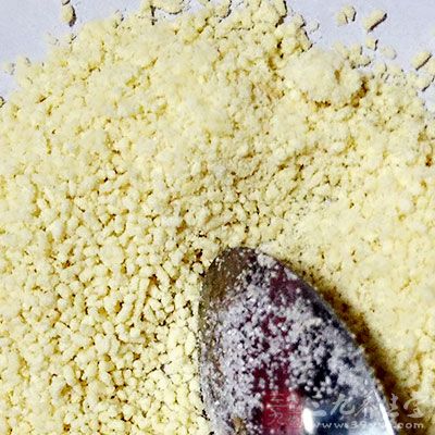 混合,加少許花生油、鹽和味精輕輕拌勻 混合,加少許花生油、鹽和味精輕輕拌勻