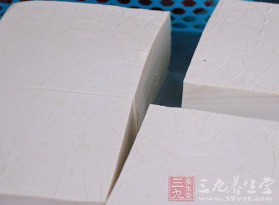 旺財雞1只,豆腐1塊,馬蹄4塊,鹽1t 旺財雞1只,豆腐1塊,馬蹄4塊,鹽1t