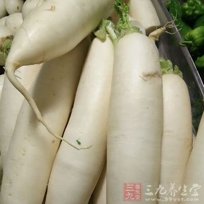 蘿卜削皮,蘿卜擦成絲,香芹彩椒、切段切絲 蘿卜削皮,蘿卜擦成絲,香芹彩椒、切段切絲
