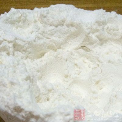 取適量面粉加水，和成光滑面團，醒三十分鐘