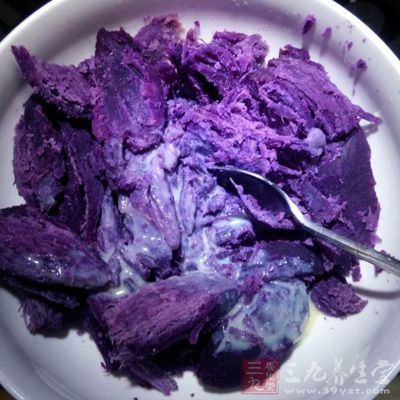 紫薯140克,糯米粉70克,糖10克,白芝麻適量,熱水適量 紫薯140克,糯米粉70克,糖10克,白芝麻適量,熱水適量