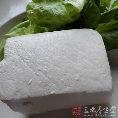 鹹蛋2個,嫩豆腐1盒,香腸2條,枸杞少許,生粉 鹹蛋2個,嫩豆腐1盒,香腸2條,枸杞少許,生粉