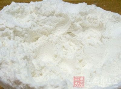 面粉，最好是高筋面粉2杯，1杯240ml，2杯面粉大約250克