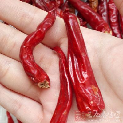 紅椒、黃瓜絲、蒜泥、米醋、味積鮮、精鹽、麻椒油、面皮、面筋涼拌一起