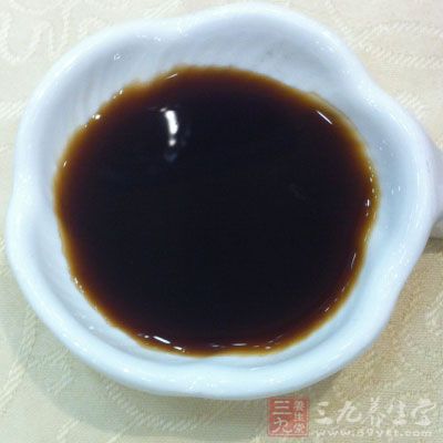 菜用豆芽，調料選鹽，醋，辣子，麻醬，味精，與涼皮共入碗，自拌自食