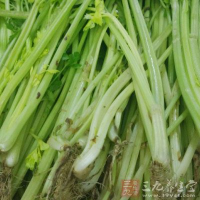 花生粉20克，胡蘿卜40克，芹菜20克，熟春餅皮2張