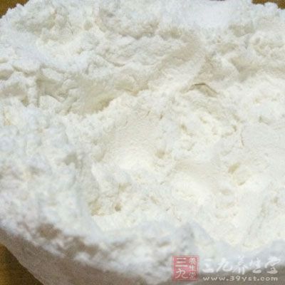 在抹好香油的面劑子上灑一點干面粉