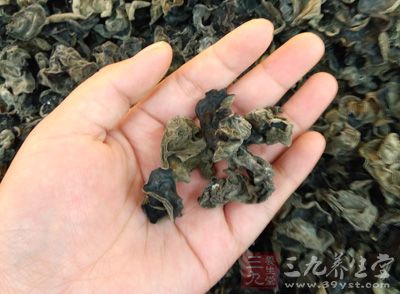 雞蛋2個,黑木耳(干)10g,蒜,蔥,油,鹽 雞蛋2個,黑木耳(干)10g,蒜,蔥,油,鹽