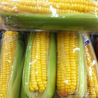 玉米,米飯,方腿,韭菜,胡蘿卜,洋蔥,油,鹽,醬汁2湯匙 玉米,米飯,方腿,韭菜,胡蘿卜,洋蔥,油,鹽,醬汁2湯匙