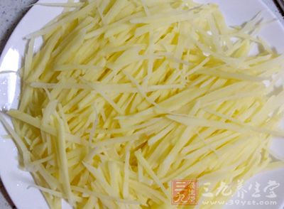 土豆、蒜苗、洋蔥絲、黃菜椒、紅菜椒、姜和蒜茸 土豆、蒜苗、洋蔥絲、黃菜椒、紅菜椒、姜和蒜茸