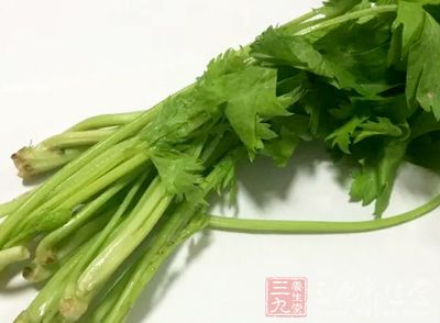 辣白菜，辣白菜的汁，芹菜1根