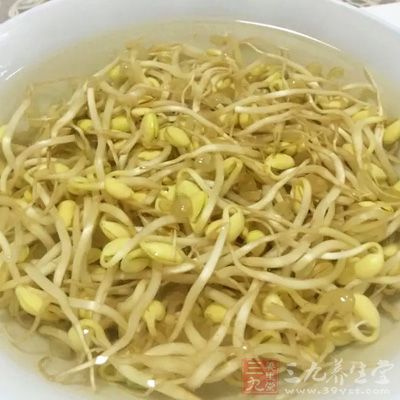 隔夜米飯1碗，辣白菜150克，豆芽100克