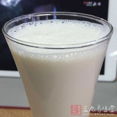 把牛奶和糖混合攪拌，接著放入微波爐加熱2分鐘