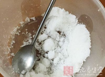 白糖50克，蛋黃2個，牛奶240克，QQ糖50克