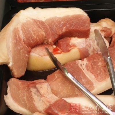 烏冬面2包,辣白菜,五花肉,韭菜苔,蒜末,辣醬2大匙,水,油 烏冬面2包,辣白菜,五花肉,韭菜苔,蒜末,辣醬2大匙,水,油