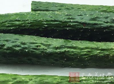 烏冬面，韓國泡菜，黃瓜，黃甜椒，白芝麻，姜絲