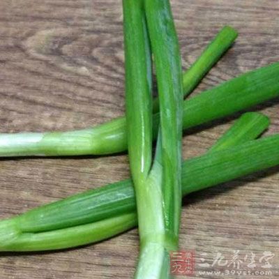 烏冬面2包，咖喱粉，洋蔥絲，胡蘿卜絲，蔥段，煮熟切好的牛腱子肉150g