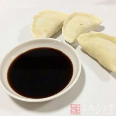 干裙帶菜一把、蒜茸、香醋、芥末油、香油鹽各少許
