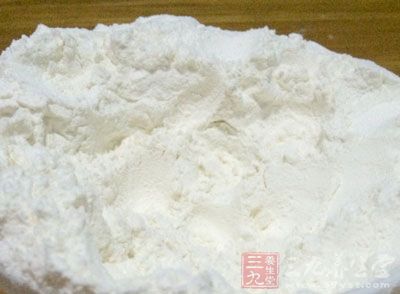 首先在案板上灑一層干面粉，防止面團容易粘住，然後將發酵面團放上去