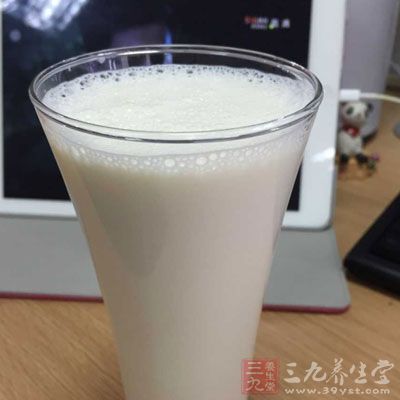 牛奶微波30秒，加入適量酵母