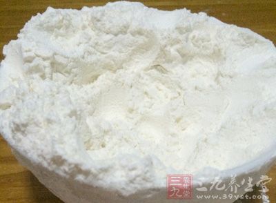 豌豆、隔夜飯、胡蘿卜切丁、面粉、鹽等調料