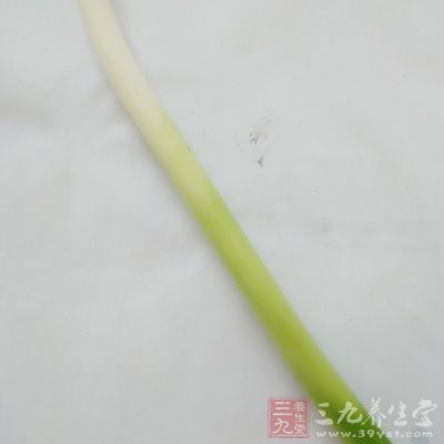 冷米飯1碗，蔥5條，雞蛋2個，鹽1勺