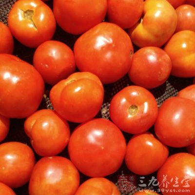 米飯,西紅柿,黃瓜,牛肉,蛋清,黑胡椒,醬油,糖適量 米飯,西紅柿,黃瓜,牛肉,蛋清,黑胡椒,醬油,糖適量