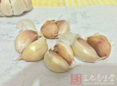 鹽1/2小匙，蒜片1大匙，姜絲1小匙