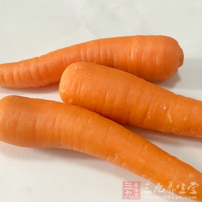 剩米飯，鮮蝦仁，胡蘿卜，杏鮑菇，豌豆