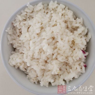 胡蘿卜渣，米飯，雞蛋1只，蝦皮，上海青少許