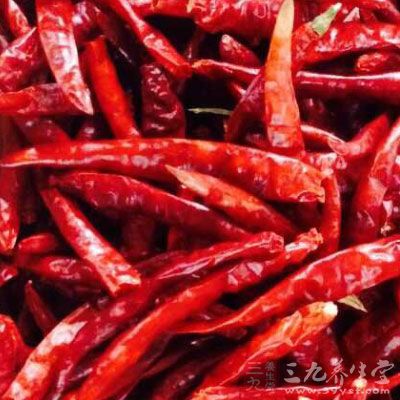 豆包6片，干香菇3朵，姜1塊，紅辣椒1支，醬油3大匙，鹽1茶匙