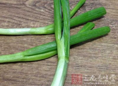 肉餡1斤,大蔥1根,姜適量,土豆1個,青菜3顆 肉餡1斤,大蔥1根,姜適量,土豆1個,青菜3顆