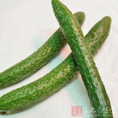蝦仁200克,黃瓜150克,雞蛋清30克,番茄沙司50克 蝦仁200克,黃瓜150克,雞蛋清30克,番茄沙司50克